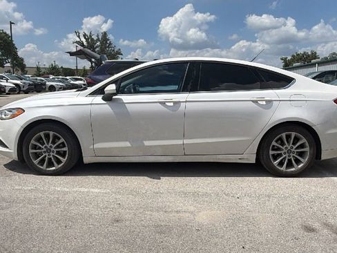 Used 2017 Ford Fusion SE w/ Fusion SE Technology Package FWD image 7