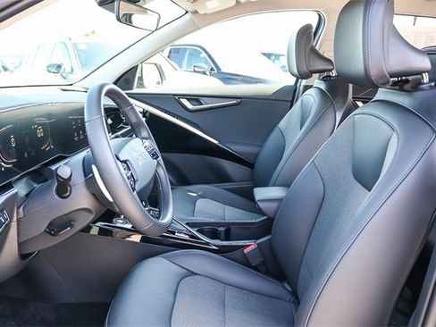 Used 2025 Kia Niro EX image 19