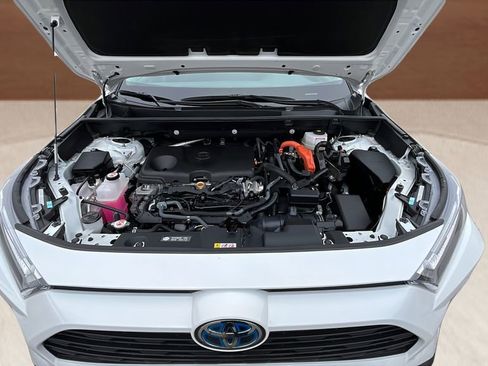 Used 2022 Toyota RAV4 XLE w/ Carpet Mat Package (TMS) image 11