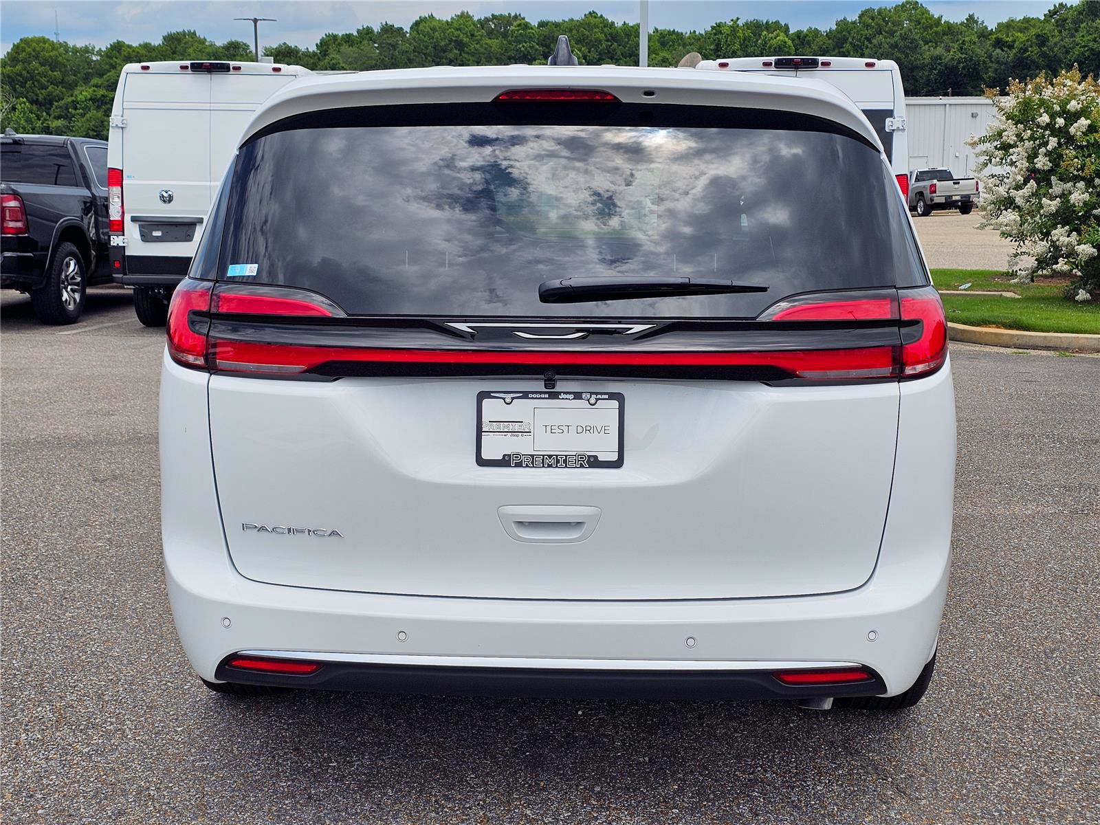 New 2027 Chrysler Pacifica Select FWD image 10