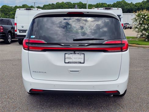 New 2027 Chrysler Pacifica Select FWD image 10