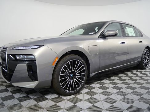 New 2026 BMW 750e xDrive w/ Executive Package image 8