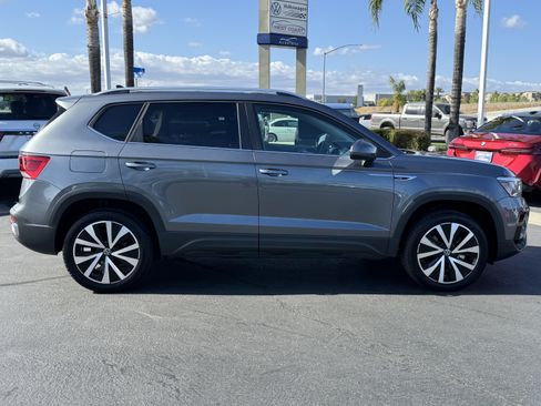 Used 2024 Volkswagen Taos SE w/ Panoramic Sunroof Package FWD image 9