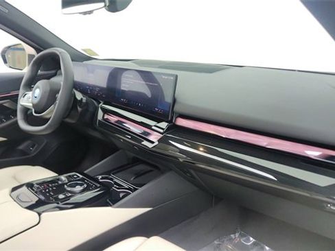 Used 2025 BMW i5 xDrive40 image 22