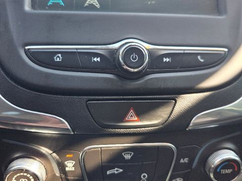 Used 2018 Chevrolet Equinox LS image 25