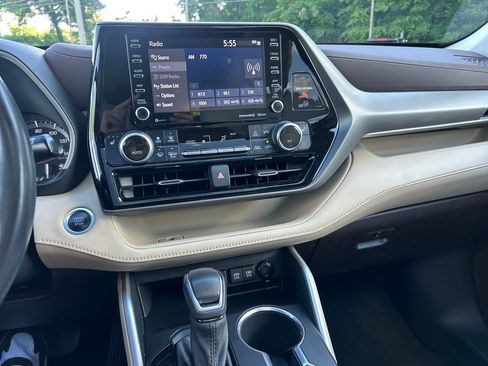 Certified 2021 Toyota Highlander XLE AWD/4WD image 11