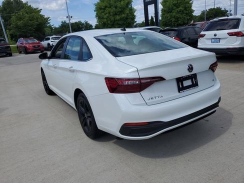 Certified 2024 Volkswagen Jetta SE w/ Panoramic Sunroof Package FWD image 3