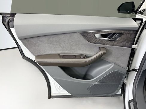 Used 2019 Audi Q8 Prestige w/ Luxury Package image 25