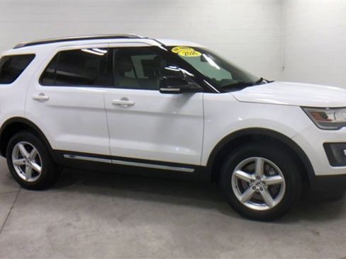 Used 2016 Ford Explorer XLT w/ Equipment Group 202A image 3