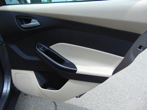 Used 2013 Ford Focus SE FWD image 47
