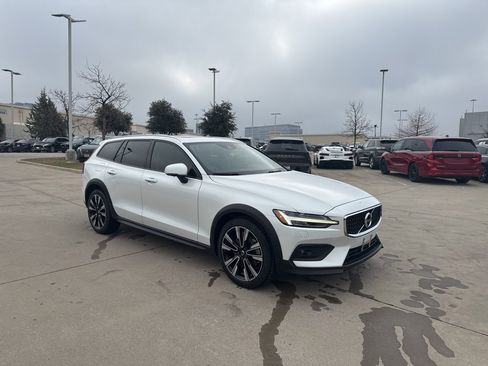 Used 2022 Volvo V60 T5 Cross Country w/ Advanced Package image 3