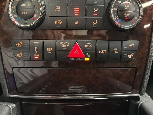 Used 2011 Mercedes-Benz GL 550 4MATIC image 33