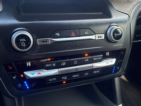 Used 2020 Ford Explorer Platinum AWD/4WD image 8