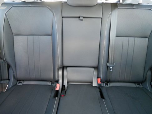 Certified 2023 Volkswagen Tiguan SE w/ Panoramic Sunroof Package image 13