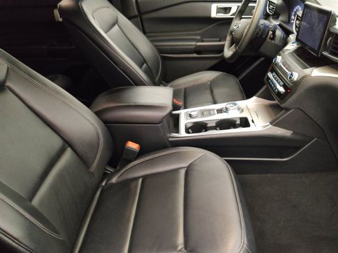 Used 2020 Ford Explorer XLT w/ Equipment Group 202A AWD/4WD image 21