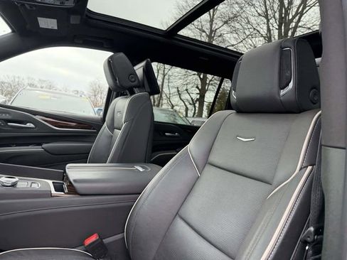 Used 2024 Cadillac Escalade ESV Premium Luxury image 9