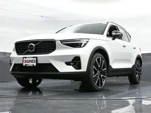 New 2025 Volvo XC40 B5 Plus w/ Climate Package image 43