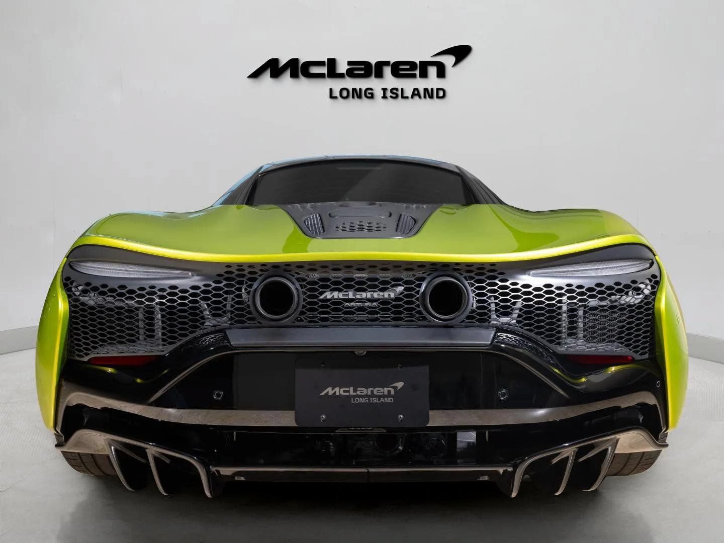 Used 2023 McLaren Artura RWD image 5