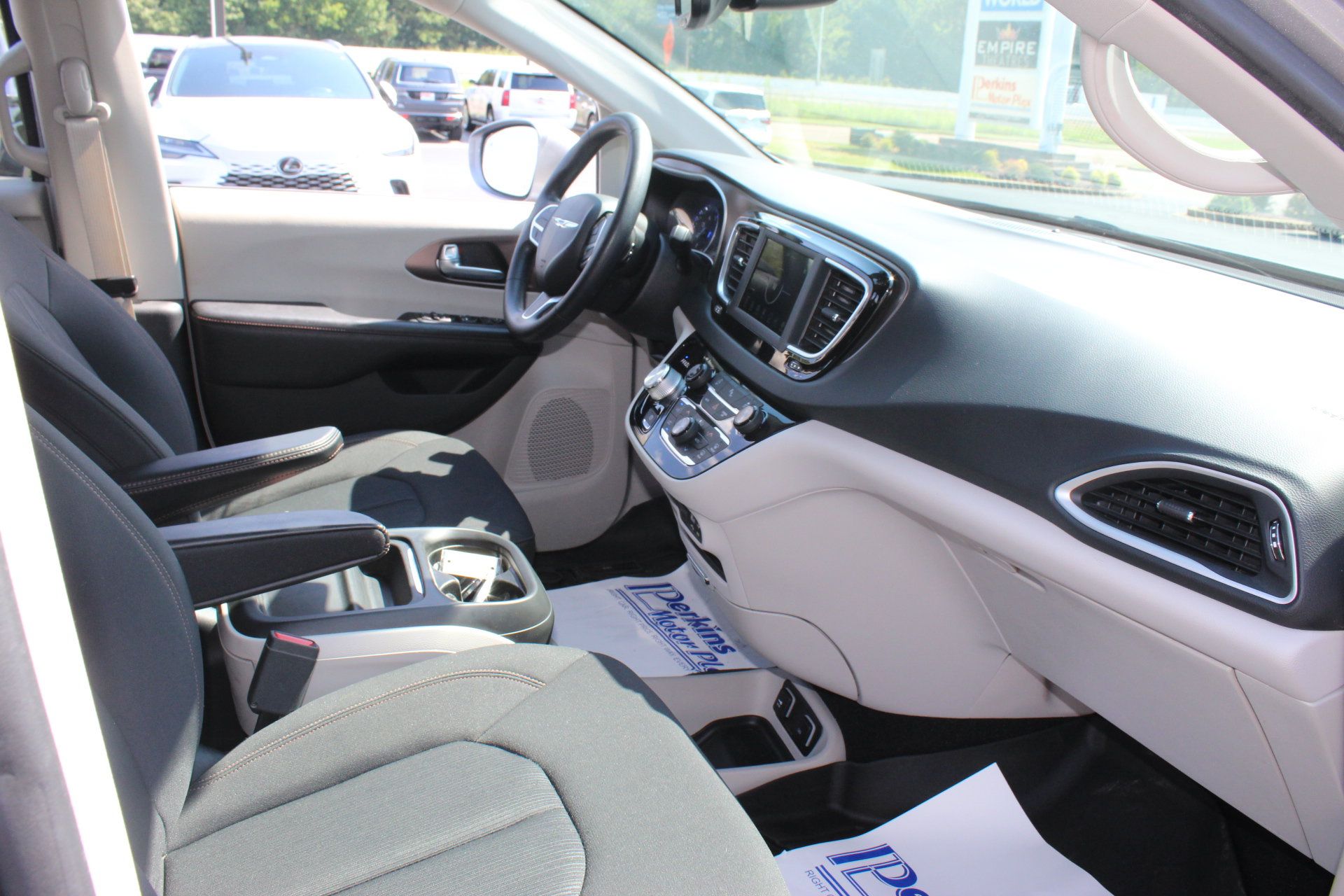 Used 2019 Chrysler Pacifica Touring Plus w/ Tire & Wheel Group FWD image 31