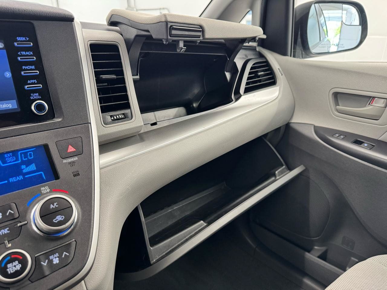 Used 2020 Toyota Sienna L FWD image 27