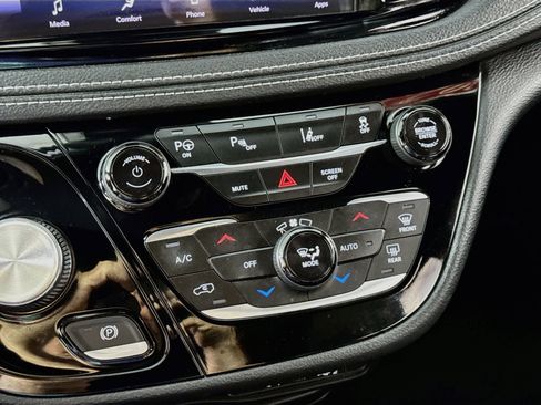 Used 2023 Chrysler Pacifica Touring-L w/ S Appearance Package FWD image 17