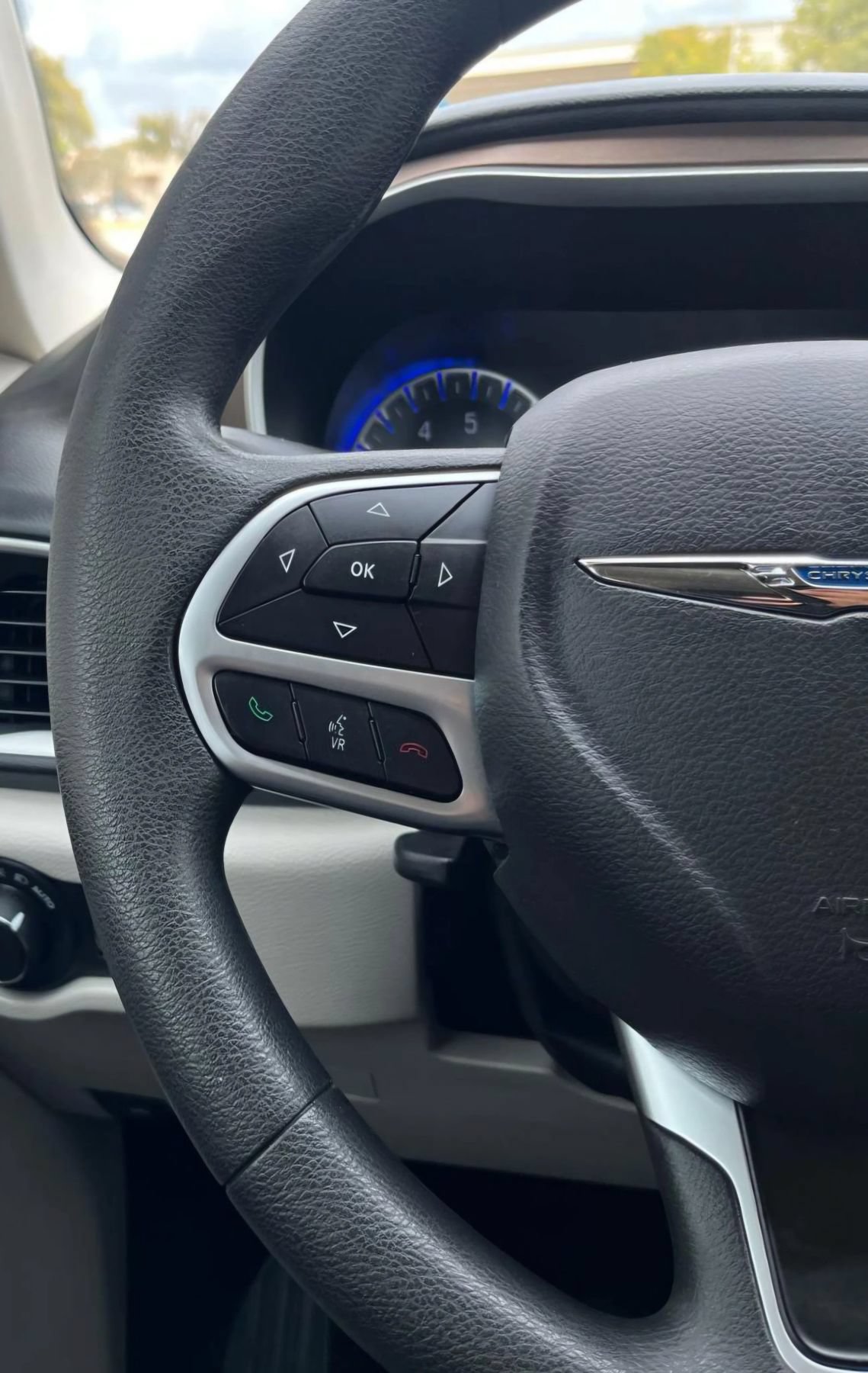 Used 2017 Chrysler Pacifica Touring FWD image 27