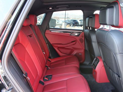 Certified 2024 Porsche Macan S image 25