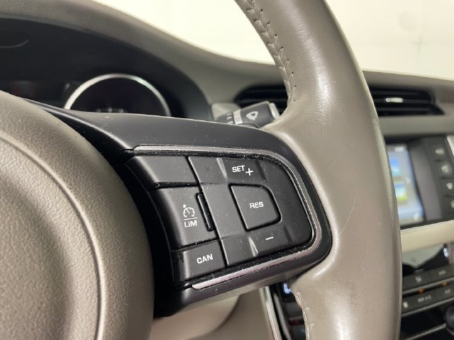 Used 2016 Jaguar XF Premium RWD image 12