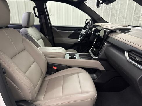 Used 2026 GMC Acadia Elevation w/ Elevation Premium Package FWD image 22