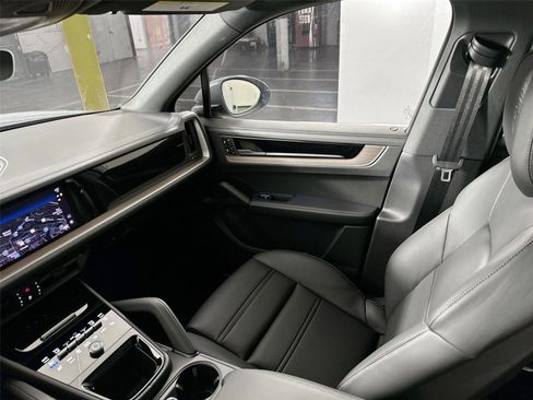 Used 2026 Porsche Cayenne AWD/4WD image 29
