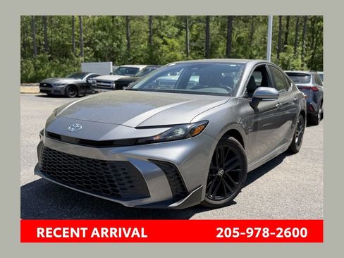 Used 2026 Toyota Camry SE FWD image 1
