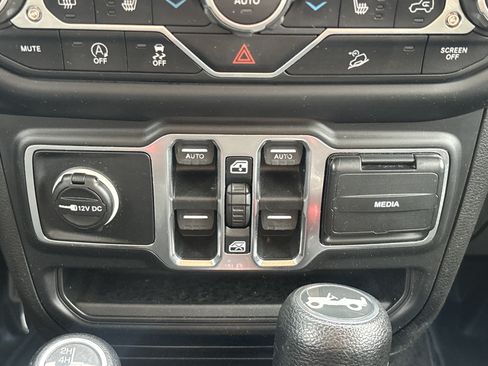 Used 2018 Jeep Wrangler Unlimited Sport S AWD/4WD image 11