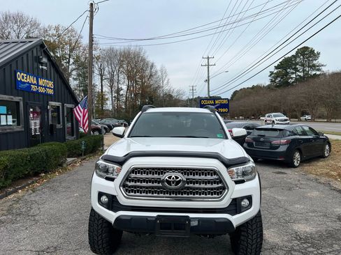 Used 2017 Toyota Tacoma TRD Off-Road image 2