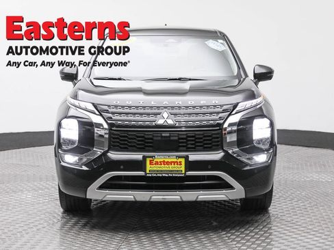 Used 2023 Mitsubishi Outlander SE image 2