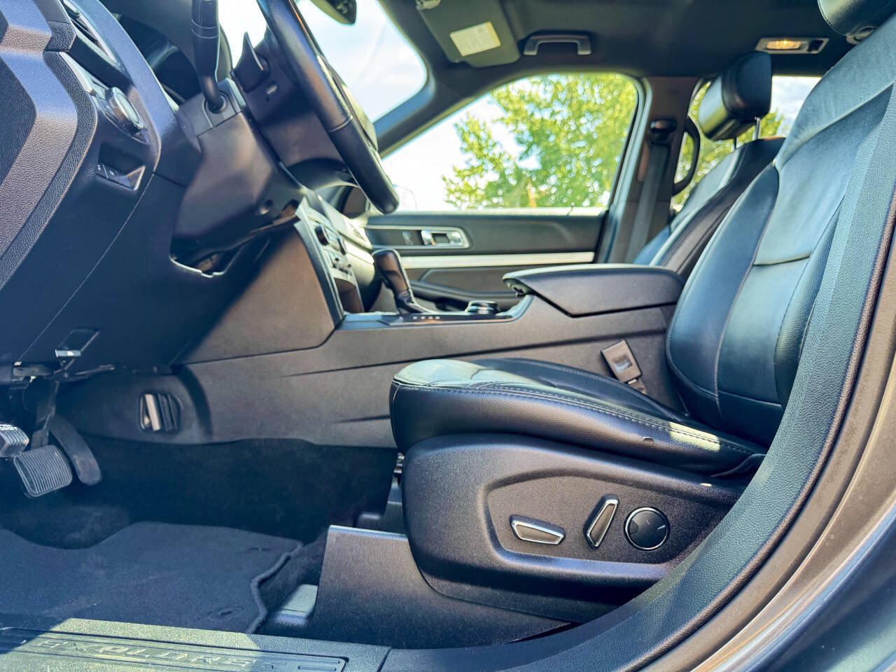 Used 2017 Ford Explorer XLT w/ Equipment Group 202A AWD/4WD image 10