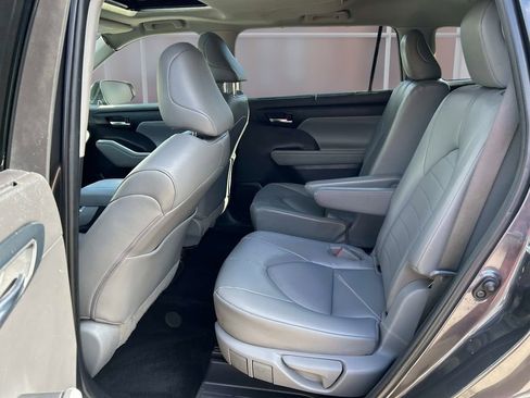 Used 2022 Toyota Highlander XLE image 12