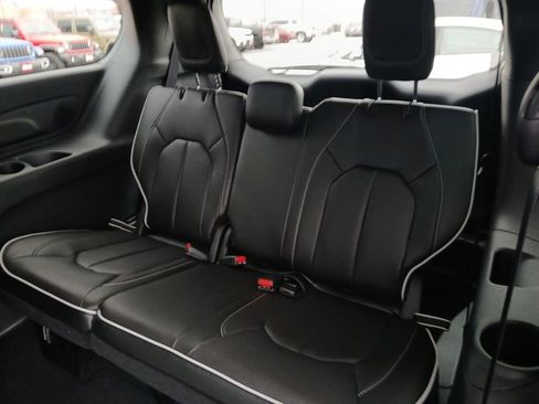 New 2026 Chrysler Pacifica Limited FWD image 5