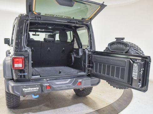 Used 2023 Jeep Wrangler Unlimited w/ Sun & Screen Package image 4