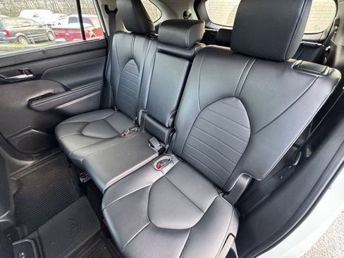 Used 2022 Toyota Highlander XLE image 12
