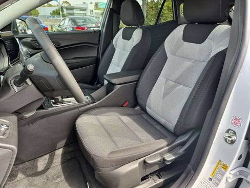 Used 2025 Chevrolet Trax LS FWD image 25