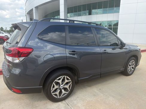 Used 2021 Subaru Forester Premium image 3