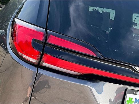 Used 2023 Chrysler Pacifica Touring-L FWD image 26