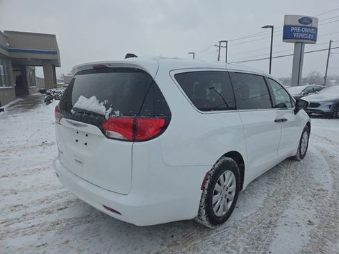 Used 2020 Chrysler Voyager L image 5