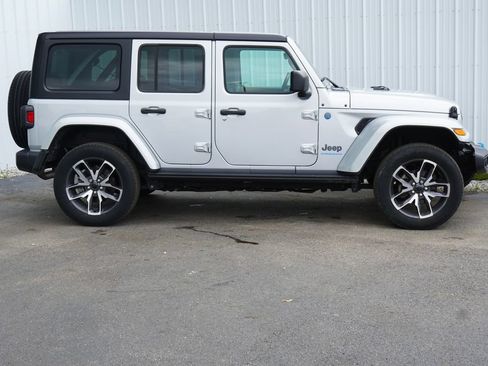 Used 2024 Jeep Wrangler Unlimited w/ Convenience Group AWD/4WD image 2