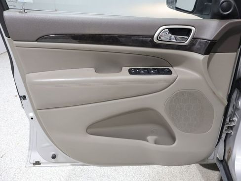 Used 2011 Jeep Grand Cherokee Laredo AWD/4WD image 13