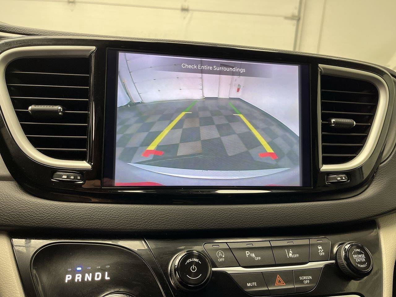 Used 2024 Chrysler Pacifica Touring-L FWD image 5