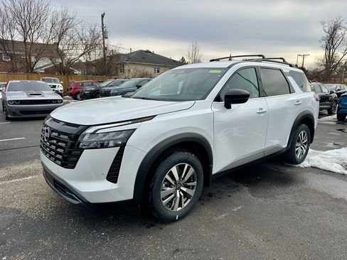 New 2026 Nissan Pathfinder SL image 9