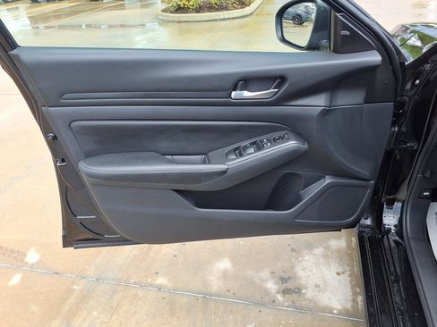 Used 2025 Nissan Altima 2.5 SV FWD image 13