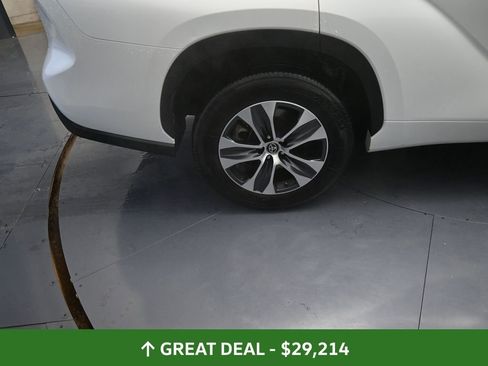 Used 2023 Toyota Highlander XLE image 25