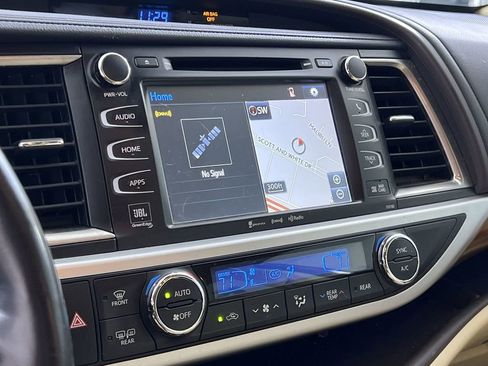 Used 2018 Toyota Highlander Limited Platinum image 18